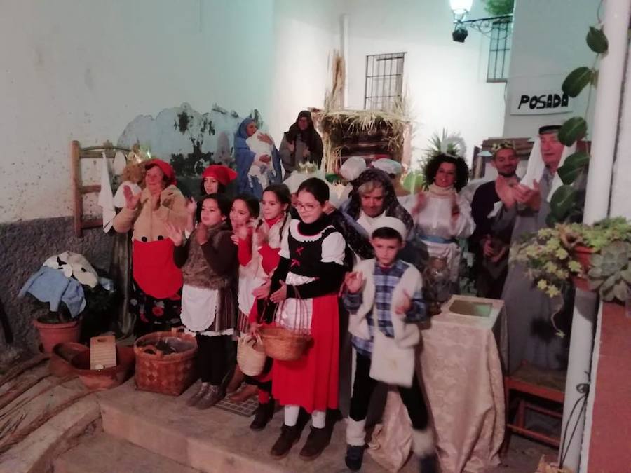 Los vecinos de la calle Guadix, en el Casco Viejo salobreñero, han triunfado esta Navidad con su representación teatralizada del Nacimiento