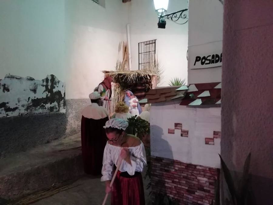 Los vecinos de la calle Guadix, en el Casco Viejo salobreñero, han triunfado esta Navidad con su representación teatralizada del Nacimiento