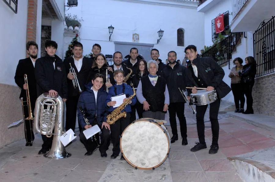 La divertida charanga 'Apache' amenizó el festejo por la plaza y calles del pueblo perteneciente al municipio de El Pinar desde el año 1976