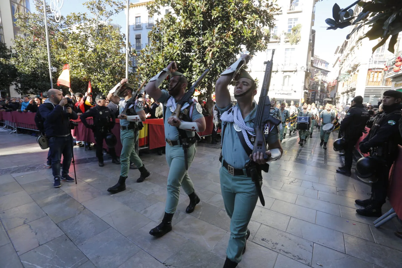 Importante dispositivo policial en el centro de Granada ante la presencia de colectivos en contra y a favor de la celebración