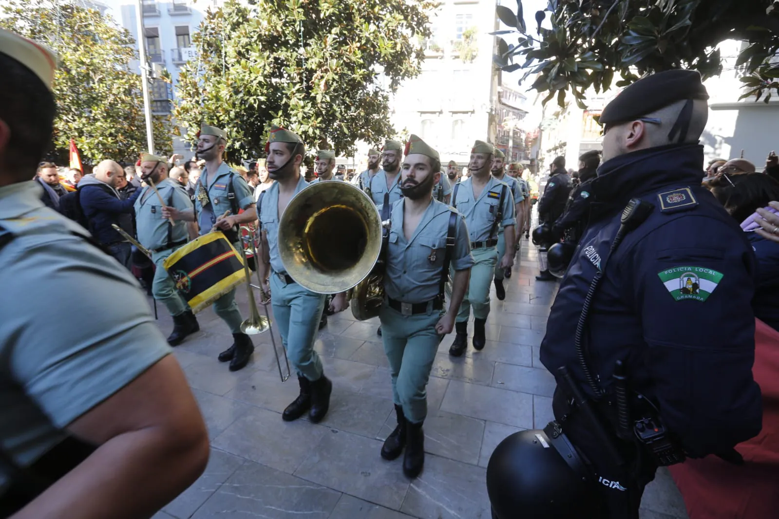 Importante dispositivo policial en el centro de Granada ante la presencia de colectivos en contra y a favor de la celebración