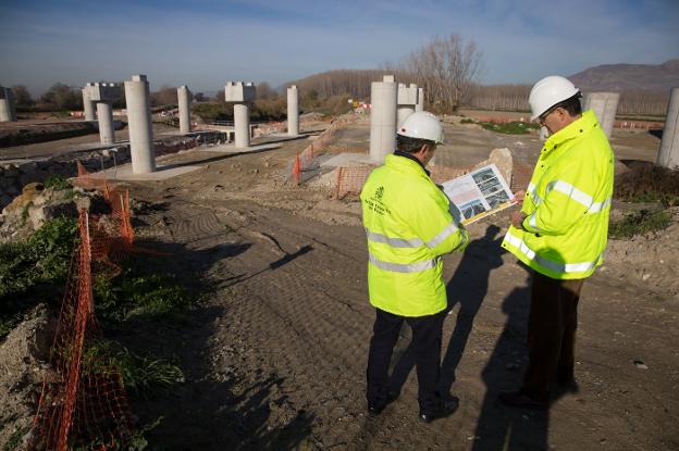 Técnicos de las empresas contratistas y de la Demarcación de Carreteras supervisan sobre el terreno la evolución del tramo Albolote-Santa Fe.