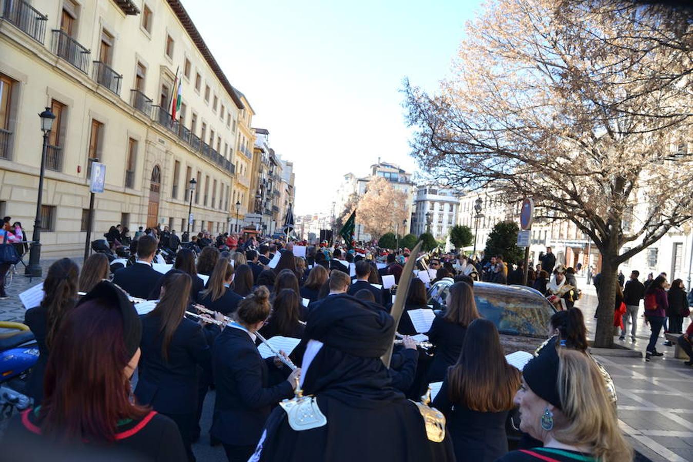 Importante dispositivo policial en el centro de Granada ante la presencia de colectivos en contra y a favor de la celebración