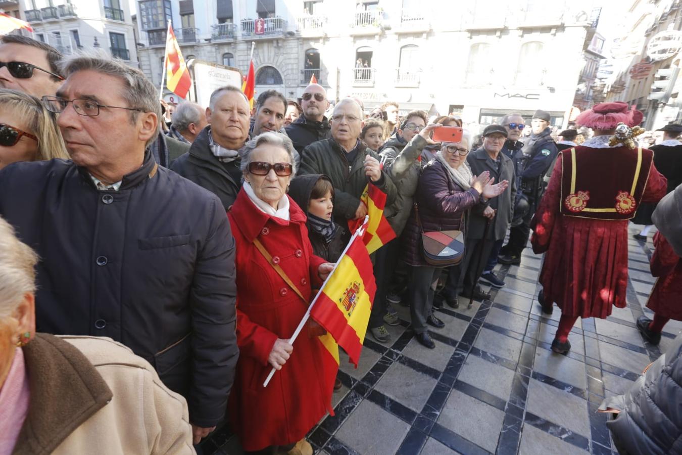 Importante dispositivo policial en el centro de Granada ante la presencia de colectivos en contra y a favor de la celebración