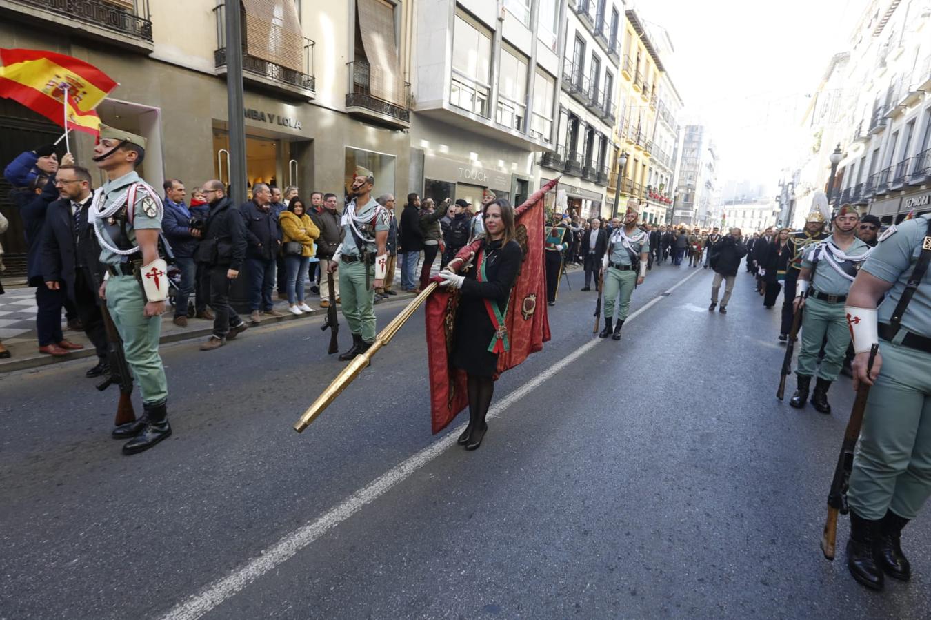 Importante dispositivo policial en el centro de Granada ante la presencia de colectivos en contra y a favor de la celebración