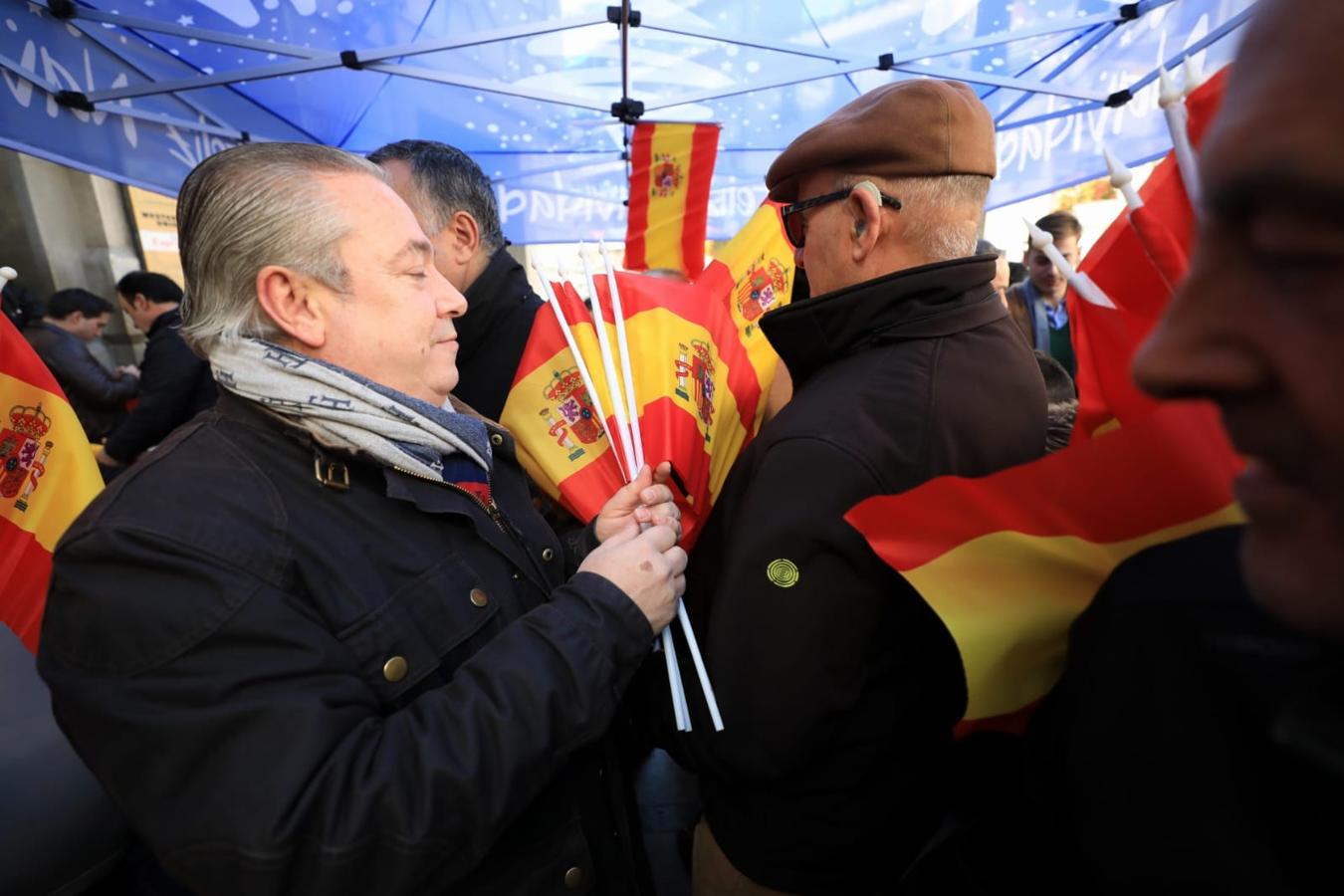 Importante dispositivo policial en el centro de Granada ante la presencia de colectivos en contra y a favor de la celebración