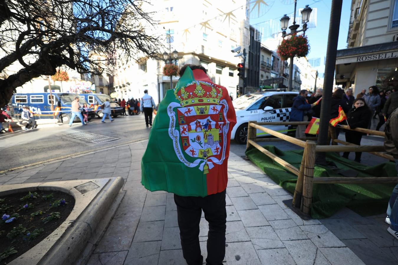 Importante dispositivo policial en el centro de Granada ante la presencia de colectivos en contra y a favor de la celebración