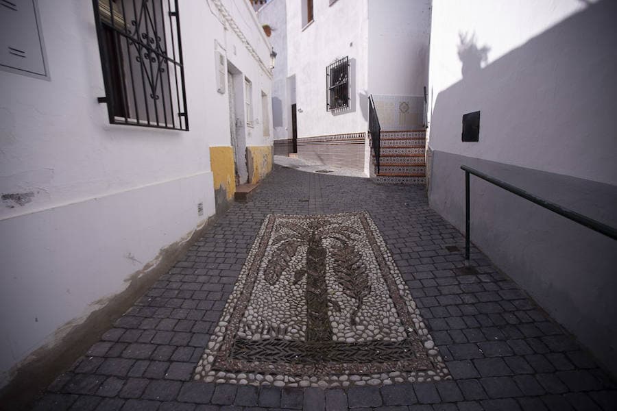 Dos millones de euros están transformando el Casco Viejo herradureño, tras cuatro años de obras la metamorfósis alcanzará el 70% de las calles el próximo mes de abril