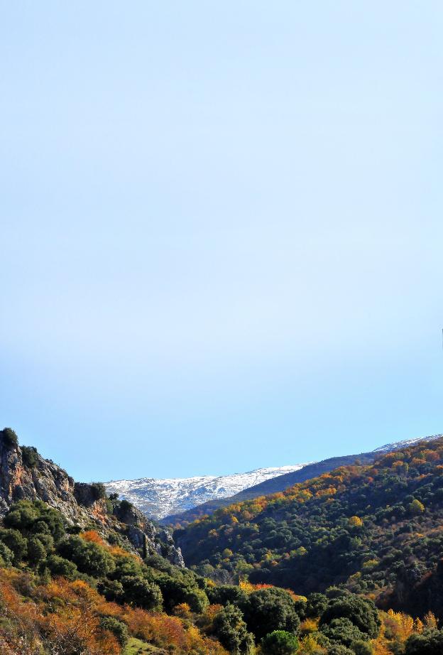 Desde la central de Diéchar es posible contemplar las laderas del valle del Monachil, que en los primeros días del invierno aún mantienen los tonos ocres de los robledales.