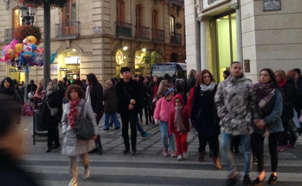 La gran afluencia por las compras navideñas corta el tráfico del centro de Granada