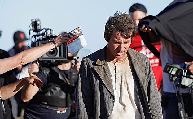 Imagen principal - En 'La trinchera infinita', los autores de 'Loreak' y 'Handia' se pasan al castellano con la historia de un 'topo' de la Guerra Civil encarnado por Antonio de la Torre. Penélope Cruz y Antonio Banderas regresan en 'Dolor y gloria' junto a Pedro Almodóvar, que también ficha a Rosalía. Karra Elejalde encarna a Unamuno en 'Mientras dure la guerra' a las órdenes de Amenábar.