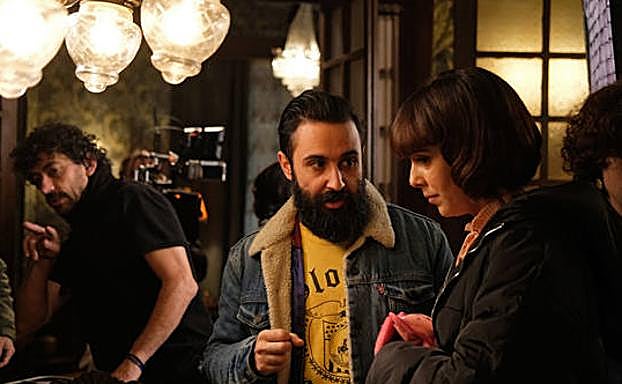 El director Aritz Moreno da indicaciones a Belén Cuesta.