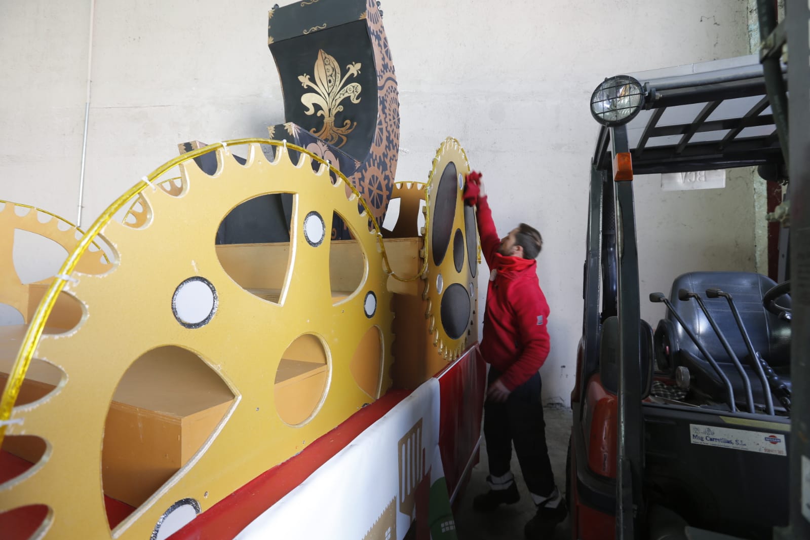 Así se preparan las 22 carrozas que desfilarán por las calles de la ciudad este 5 de enero