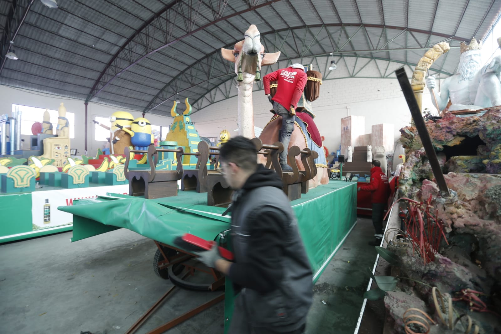 Así se preparan las 22 carrozas que desfilarán por las calles de la ciudad este 5 de enero