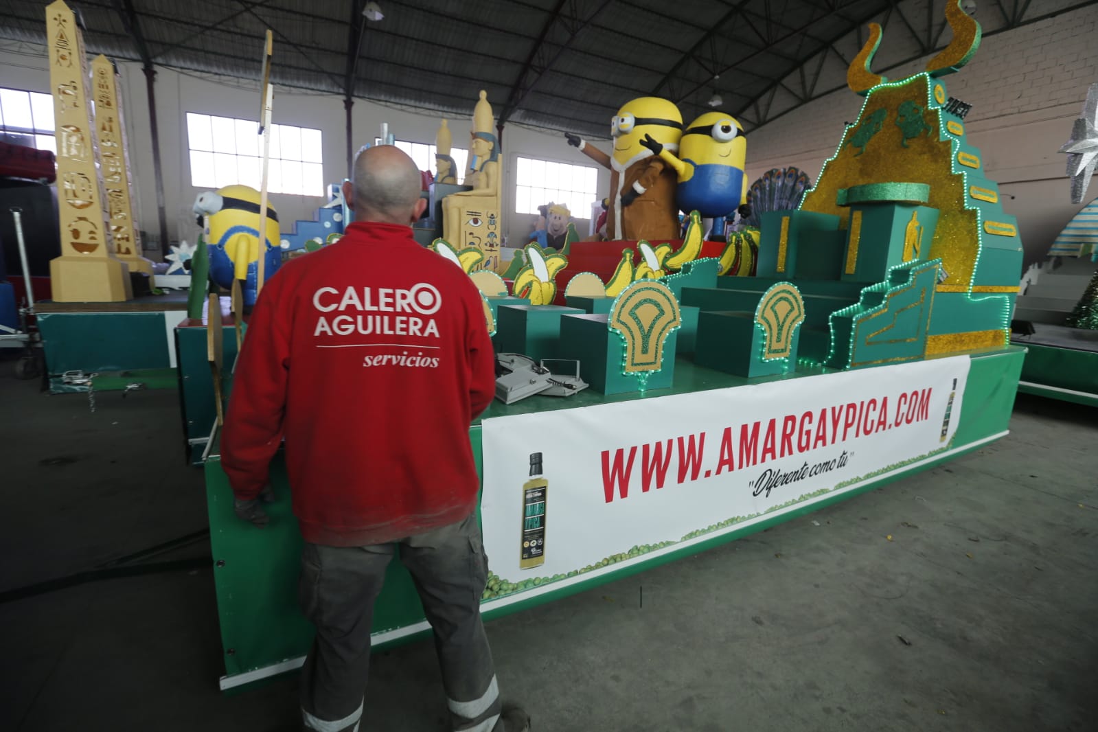 Así se preparan las 22 carrozas que desfilarán por las calles de la ciudad este 5 de enero