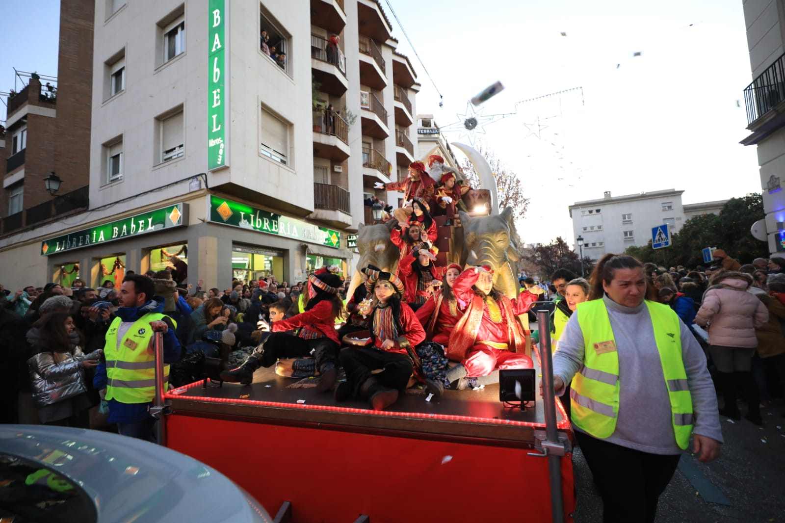 Fotos: La cabalgata de los Reyes Magos sale a las calles de Granada