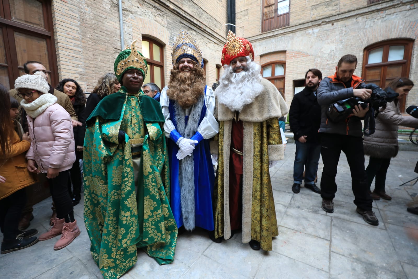 Fotos: La cabalgata de los Reyes Magos sale a las calles de Granada