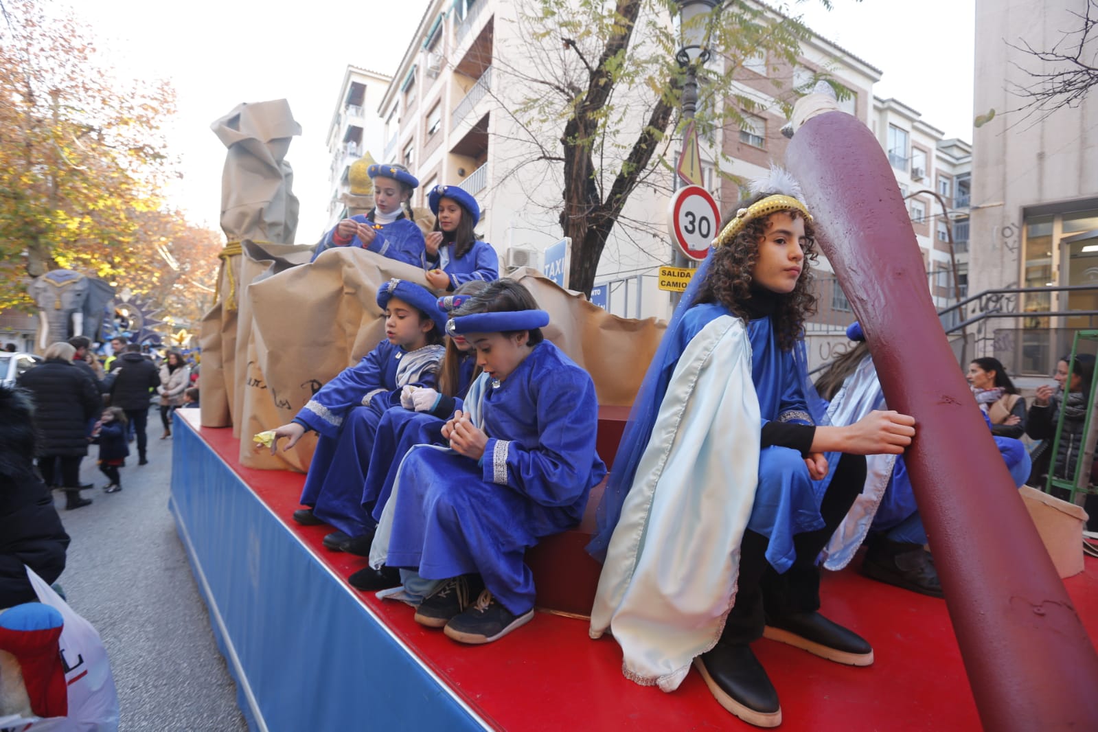 Desde los minutos previos al arranque hasta su llegada al Ayutamiento de Granada, aquí tienes todas las imágenes de la noche más mágica de la Navidad