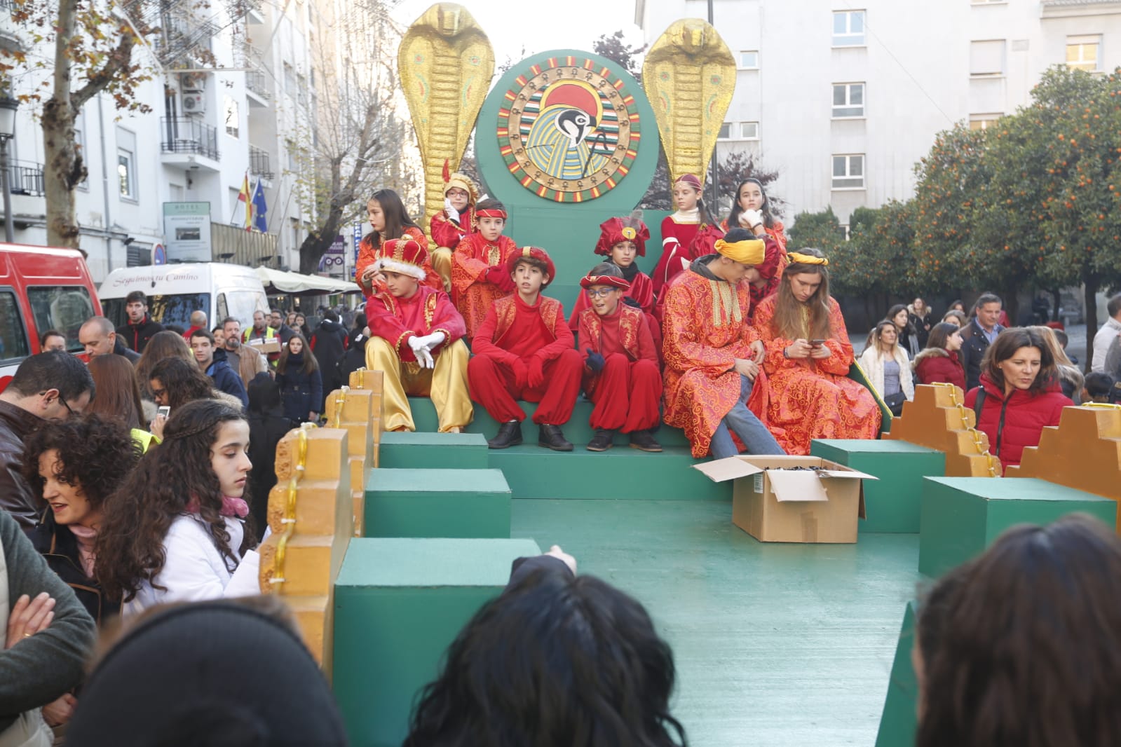 Desde los minutos previos al arranque hasta su llegada al Ayutamiento de Granada, aquí tienes todas las imágenes de la noche más mágica de la Navidad