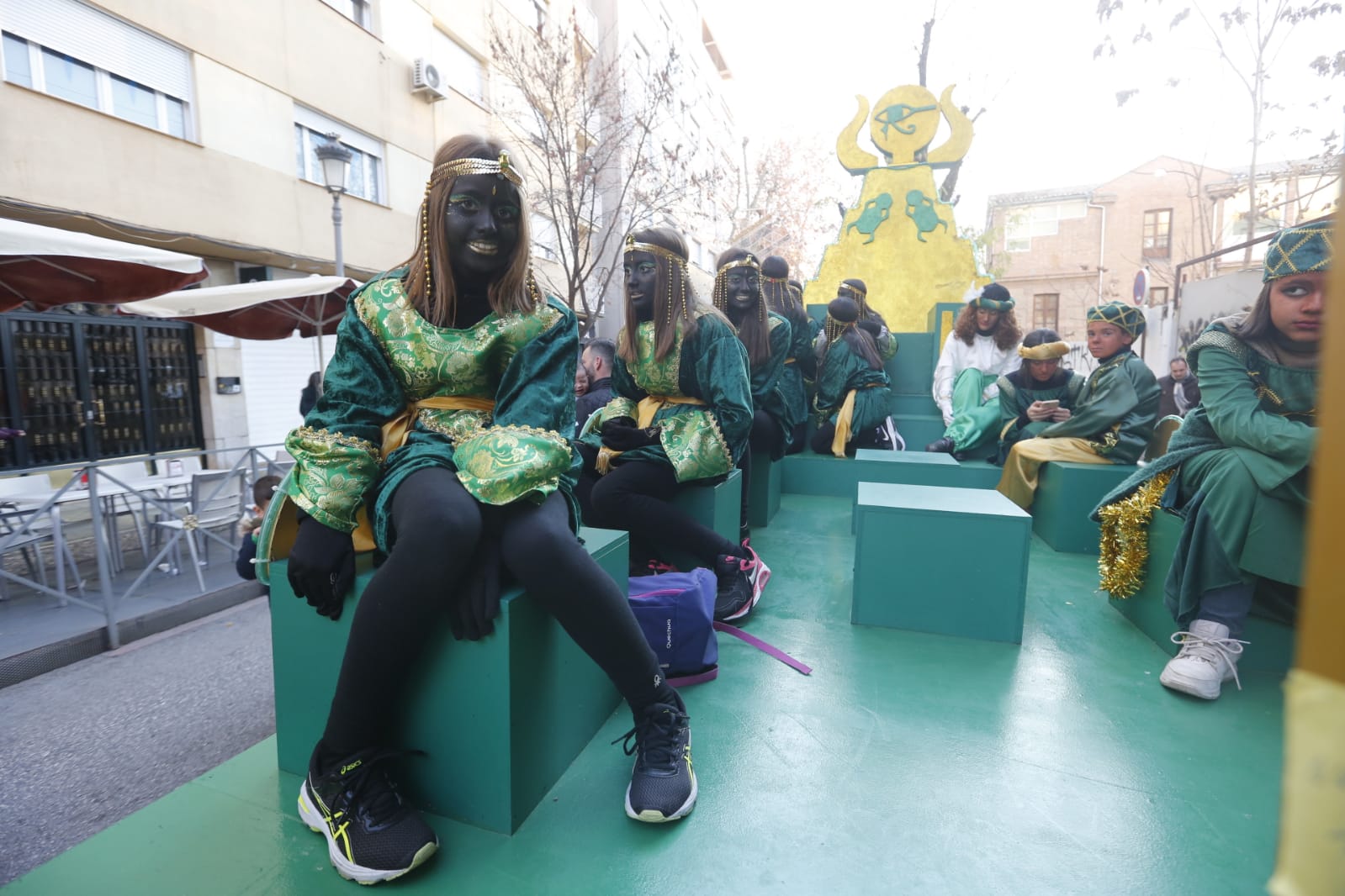 Desde los minutos previos al arranque hasta su llegada al Ayutamiento de Granada, aquí tienes todas las imágenes de la noche más mágica de la Navidad