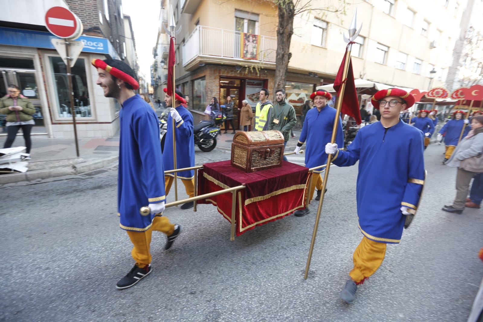 Desde los minutos previos al arranque hasta su llegada al Ayutamiento de Granada, aquí tienes todas las imágenes de la noche más mágica de la Navidad