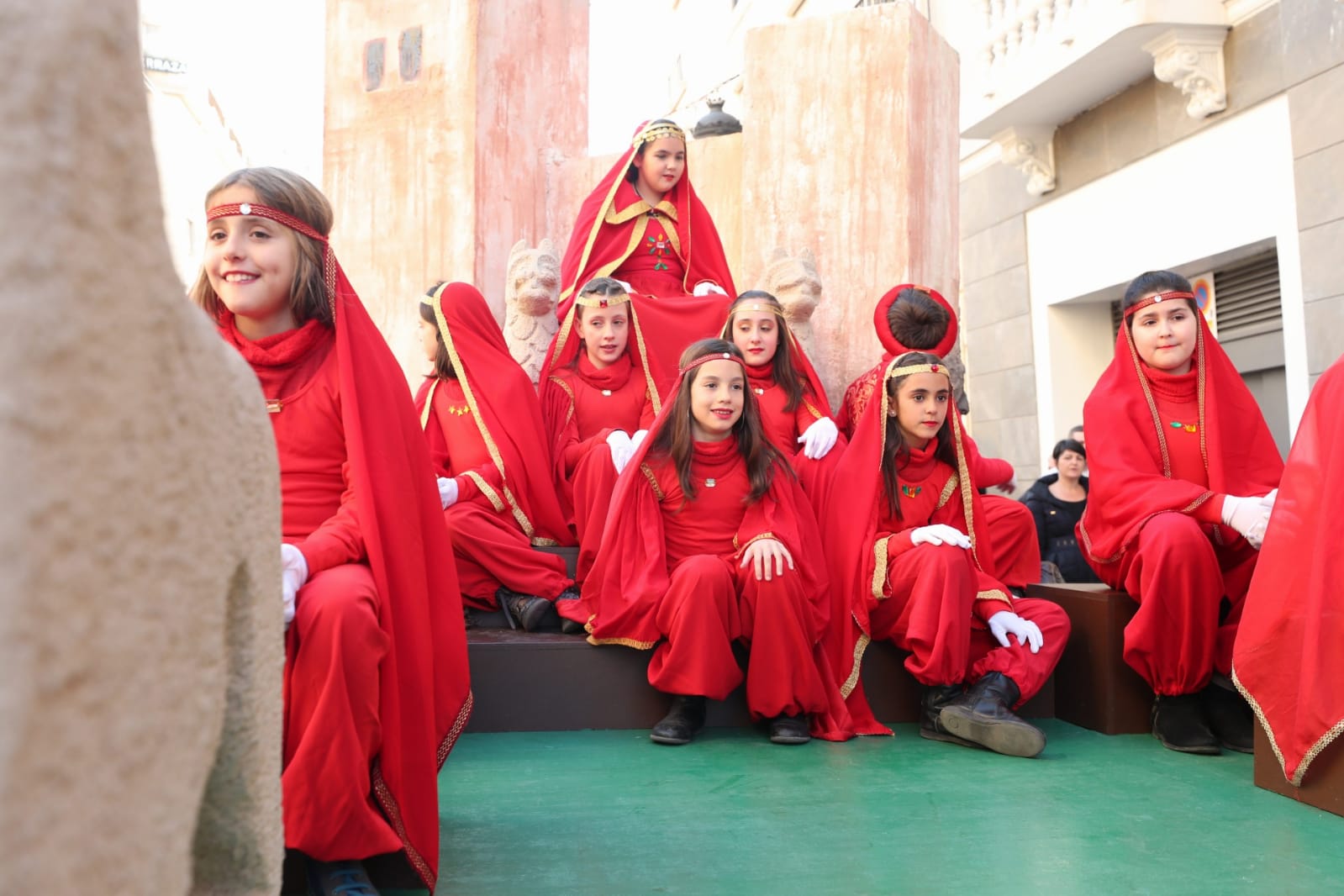 Desde los minutos previos al arranque hasta su llegada al Ayutamiento de Granada, aquí tienes todas las imágenes de la noche más mágica de la Navidad