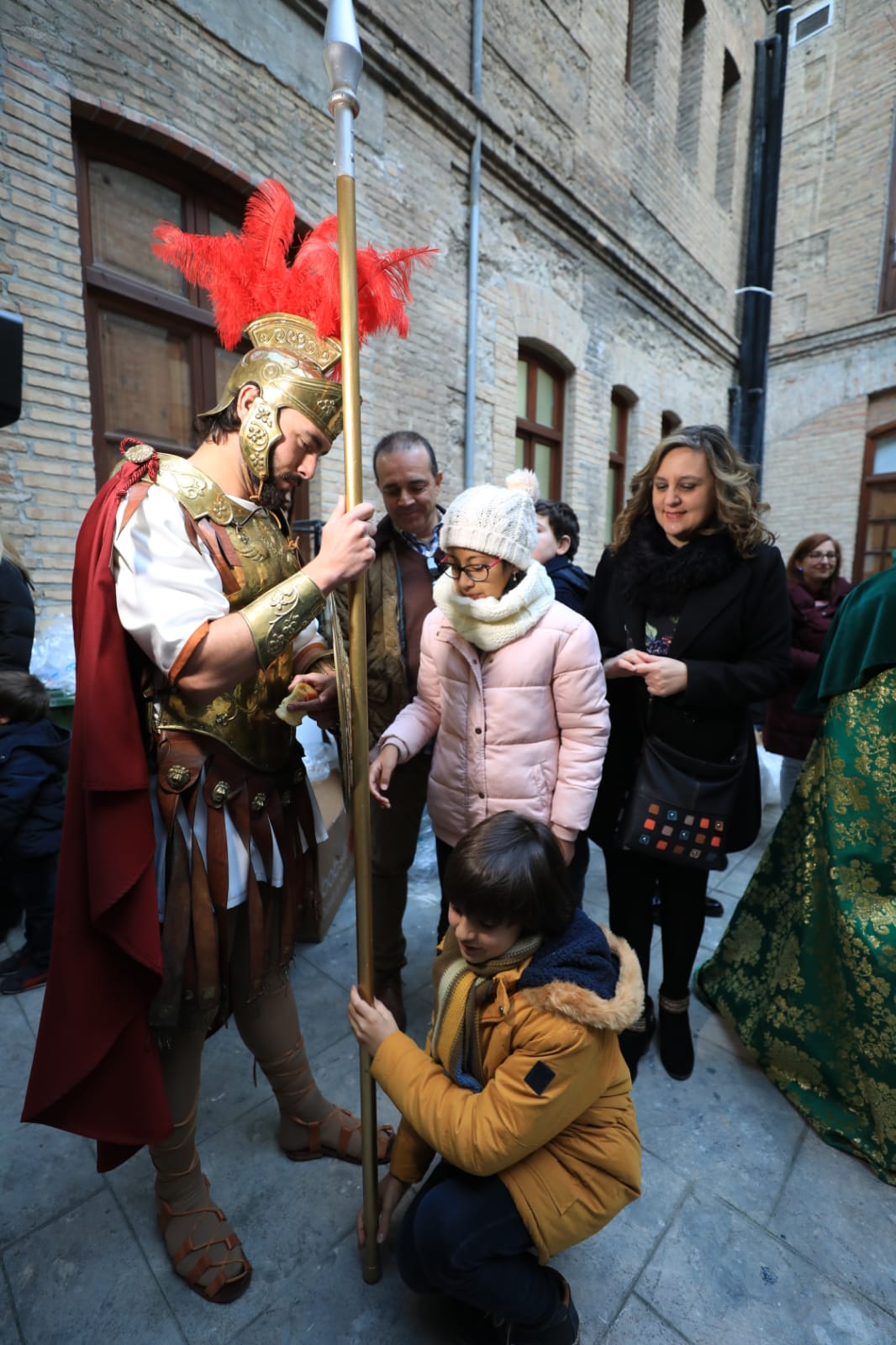 Desde los minutos previos al arranque hasta su llegada al Ayutamiento de Granada, aquí tienes todas las imágenes de la noche más mágica de la Navidad