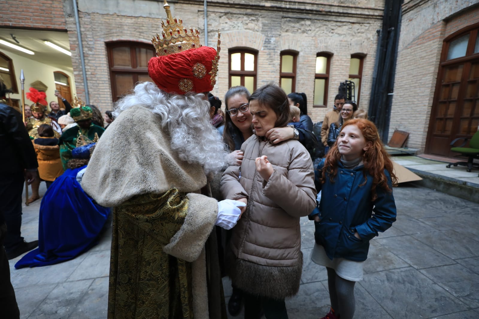 Desde los minutos previos al arranque hasta su llegada al Ayutamiento de Granada, aquí tienes todas las imágenes de la noche más mágica de la Navidad