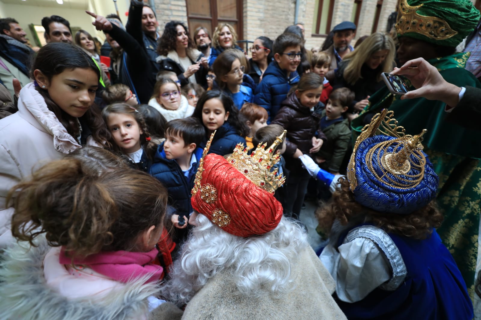 Desde los minutos previos al arranque hasta su llegada al Ayutamiento de Granada, aquí tienes todas las imágenes de la noche más mágica de la Navidad