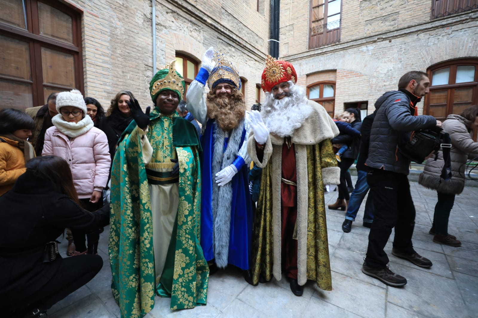 Desde los minutos previos al arranque hasta su llegada al Ayutamiento de Granada, aquí tienes todas las imágenes de la noche más mágica de la Navidad