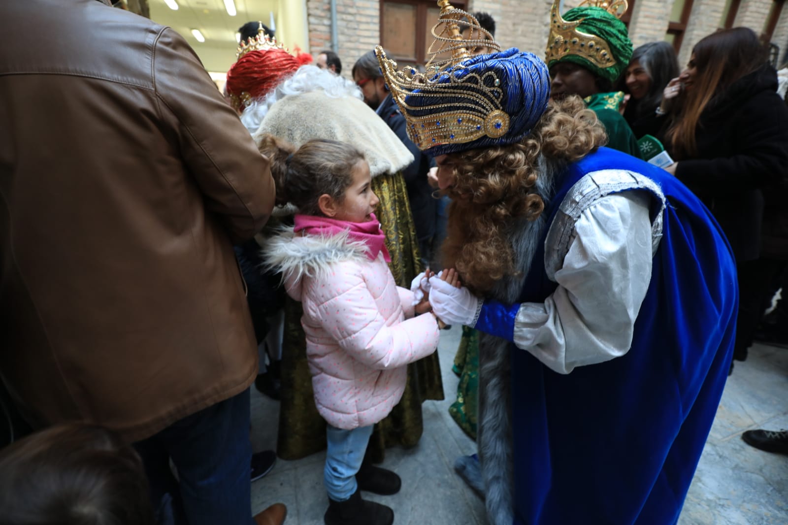 Desde los minutos previos al arranque hasta su llegada al Ayutamiento de Granada, aquí tienes todas las imágenes de la noche más mágica de la Navidad