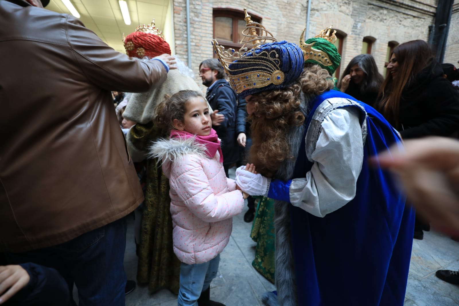 Desde los minutos previos al arranque hasta su llegada al Ayutamiento de Granada, aquí tienes todas las imágenes de la noche más mágica de la Navidad