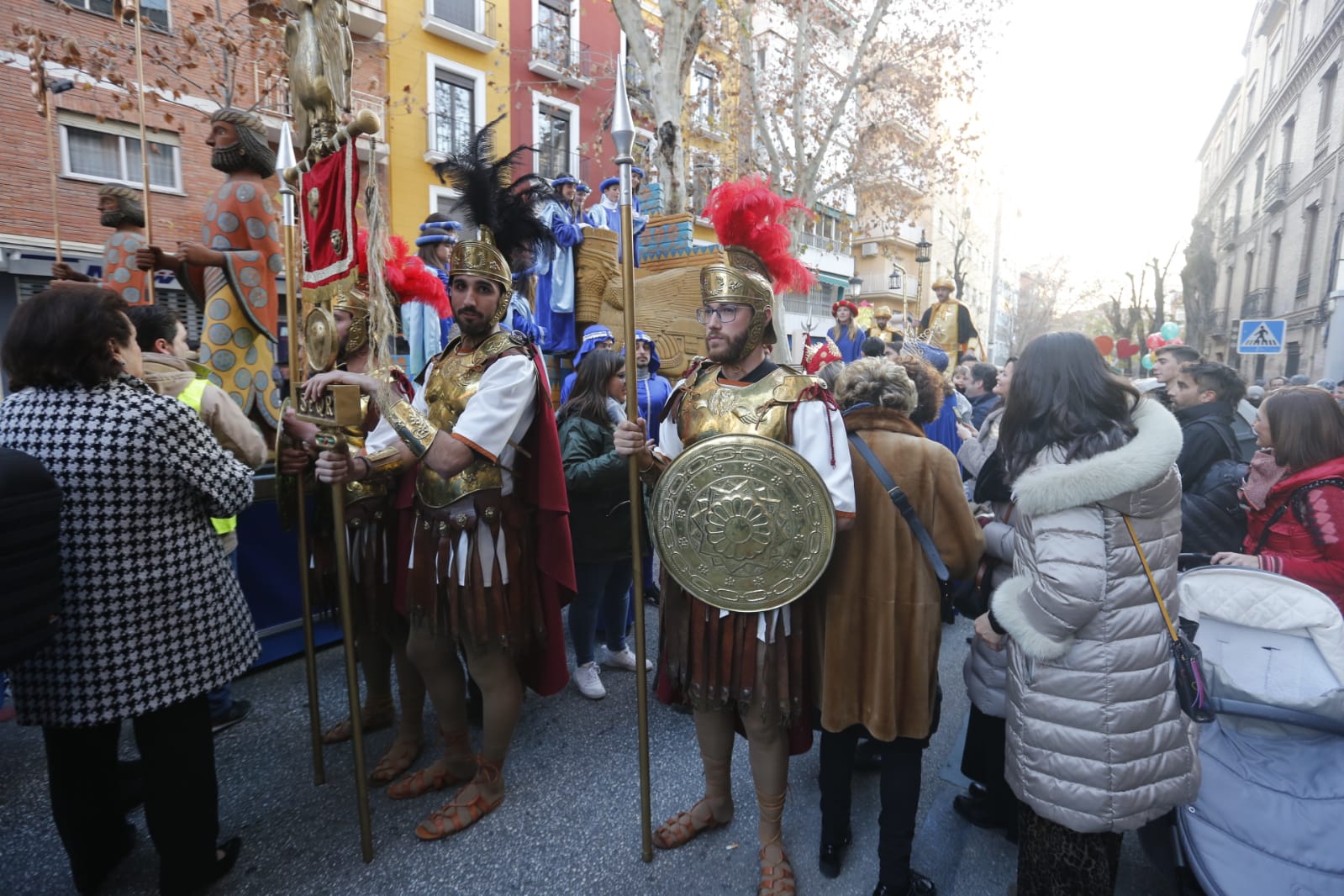 Desde los minutos previos al arranque hasta su llegada al Ayutamiento de Granada, aquí tienes todas las imágenes de la noche más mágica de la Navidad