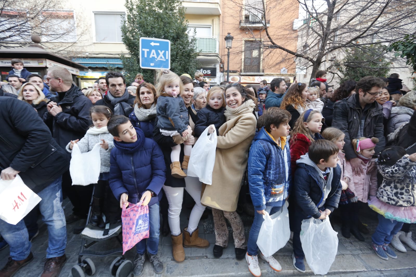 Desde los minutos previos al arranque hasta su llegada al Ayutamiento de Granada, aquí tienes todas las imágenes de la noche más mágica de la Navidad