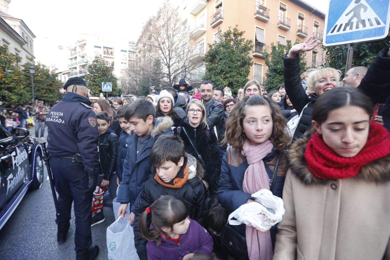 Desde los minutos previos al arranque hasta su llegada al Ayutamiento de Granada, aquí tienes todas las imágenes de la noche más mágica de la Navidad