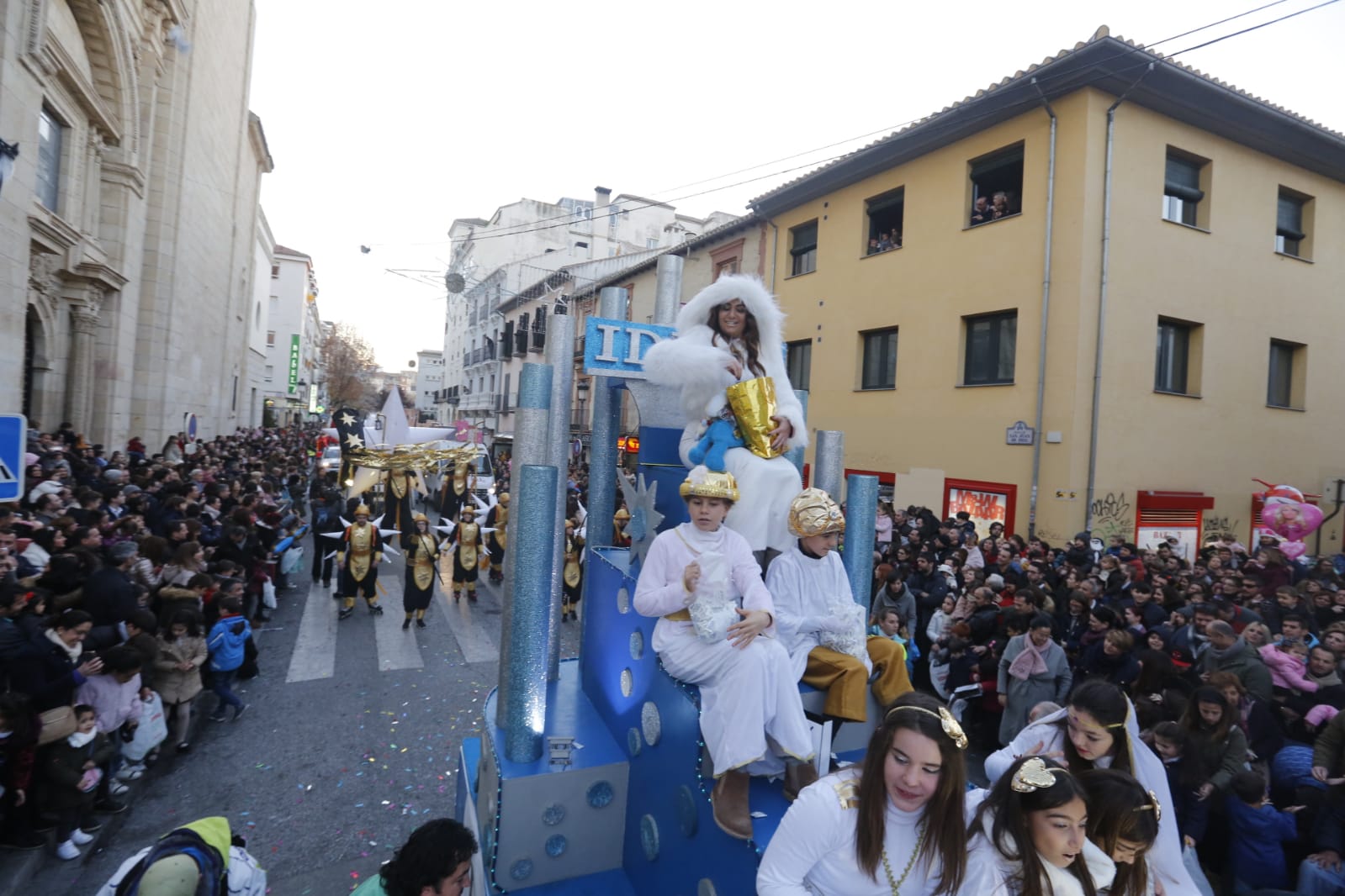 Desde los minutos previos al arranque hasta su llegada al Ayutamiento de Granada, aquí tienes todas las imágenes de la noche más mágica de la Navidad