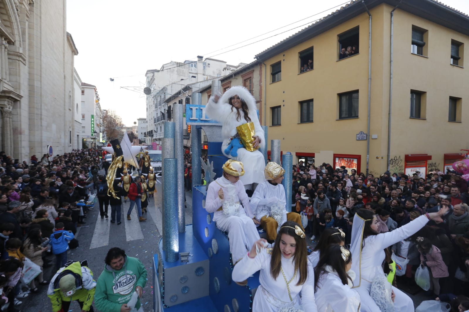 Desde los minutos previos al arranque hasta su llegada al Ayutamiento de Granada, aquí tienes todas las imágenes de la noche más mágica de la Navidad