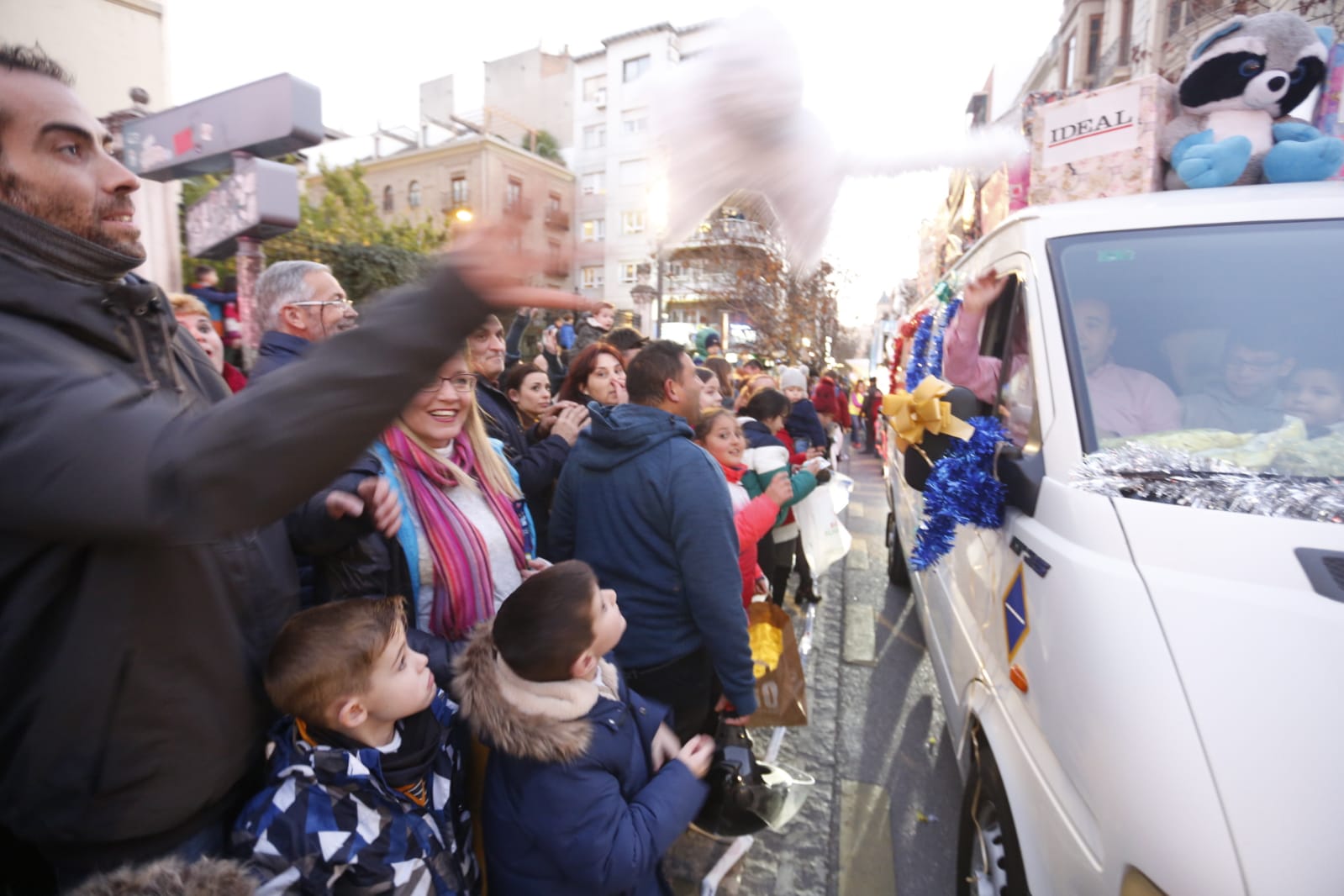 Desde los minutos previos al arranque hasta su llegada al Ayutamiento de Granada, aquí tienes todas las imágenes de la noche más mágica de la Navidad