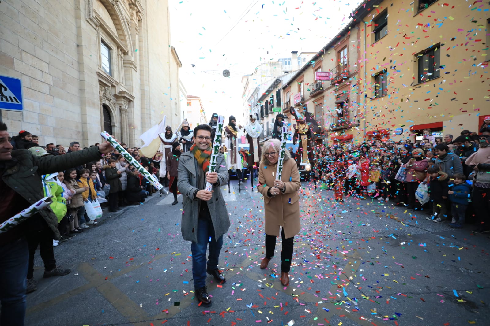 Desde los minutos previos al arranque hasta su llegada al Ayutamiento de Granada, aquí tienes todas las imágenes de la noche más mágica de la Navidad