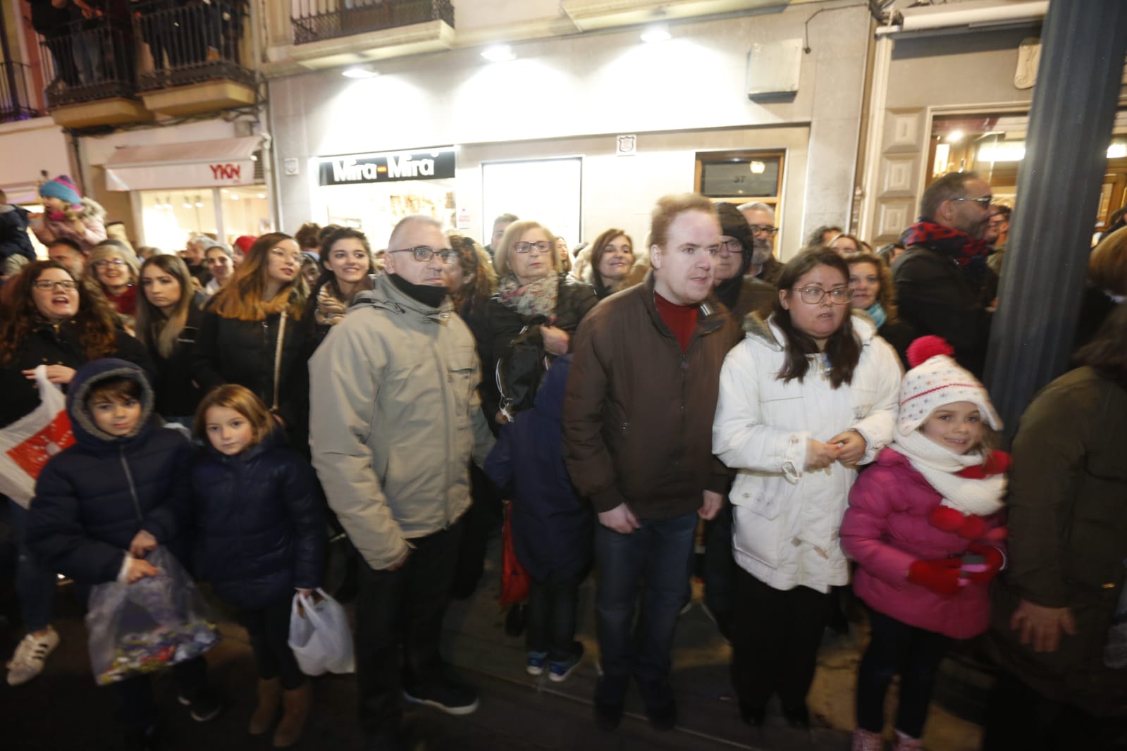 Desde los minutos previos al arranque hasta su llegada al Ayutamiento de Granada, aquí tienes todas las imágenes de la noche más mágica de la Navidad