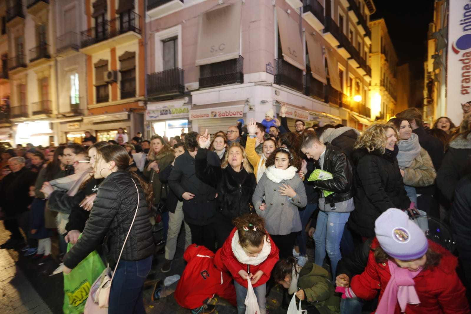 Desde los minutos previos al arranque hasta su llegada al Ayutamiento de Granada, aquí tienes todas las imágenes de la noche más mágica de la Navidad