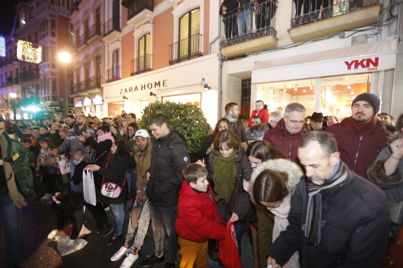 Desde los minutos previos al arranque hasta su llegada al Ayutamiento de Granada, aquí tienes todas las imágenes de la noche más mágica de la Navidad