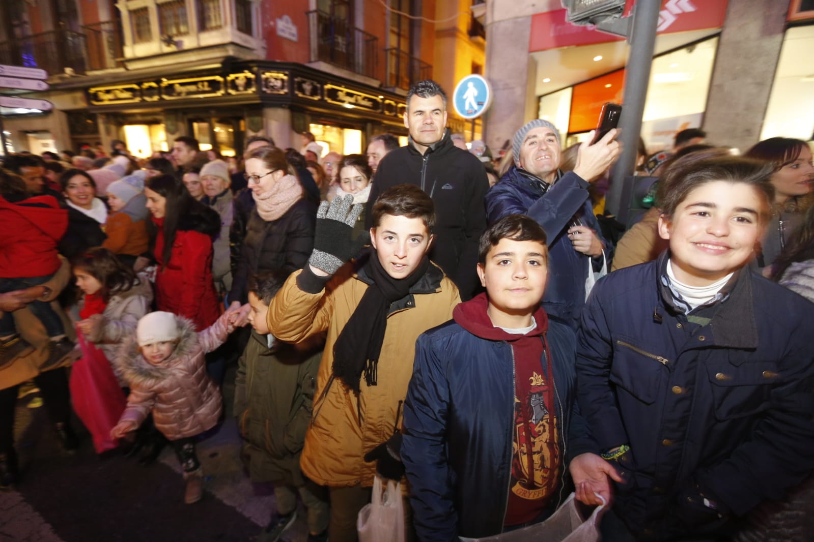 Desde los minutos previos al arranque hasta su llegada al Ayutamiento de Granada, aquí tienes todas las imágenes de la noche más mágica de la Navidad