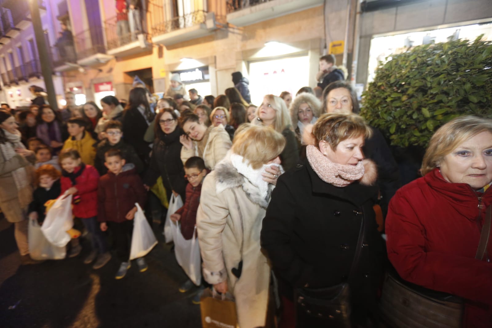 Desde los minutos previos al arranque hasta su llegada al Ayutamiento de Granada, aquí tienes todas las imágenes de la noche más mágica de la Navidad