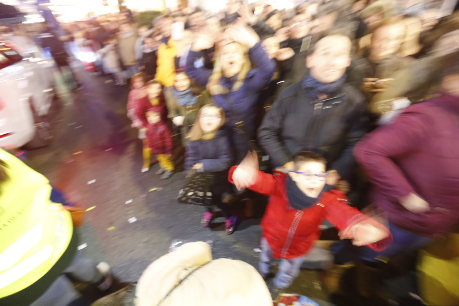 Desde los minutos previos al arranque hasta su llegada al Ayutamiento de Granada, aquí tienes todas las imágenes de la noche más mágica de la Navidad