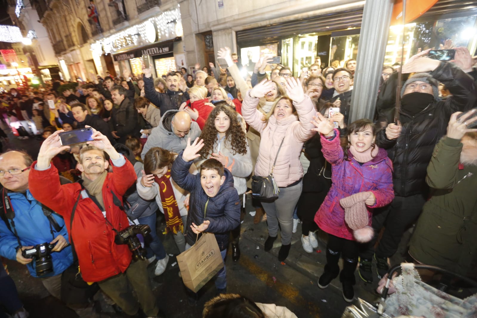 Desde los minutos previos al arranque hasta su llegada al Ayutamiento de Granada, aquí tienes todas las imágenes de la noche más mágica de la Navidad