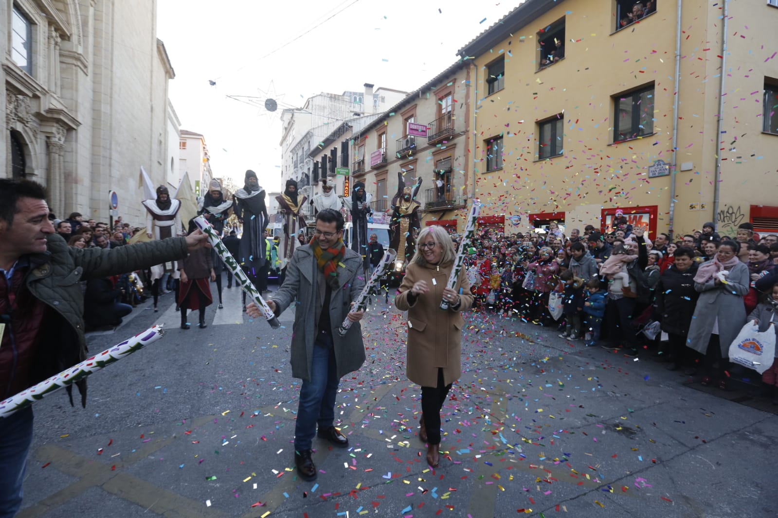 Desde los minutos previos al arranque hasta su llegada al Ayutamiento de Granada, aquí tienes todas las imágenes de la noche más mágica de la Navidad