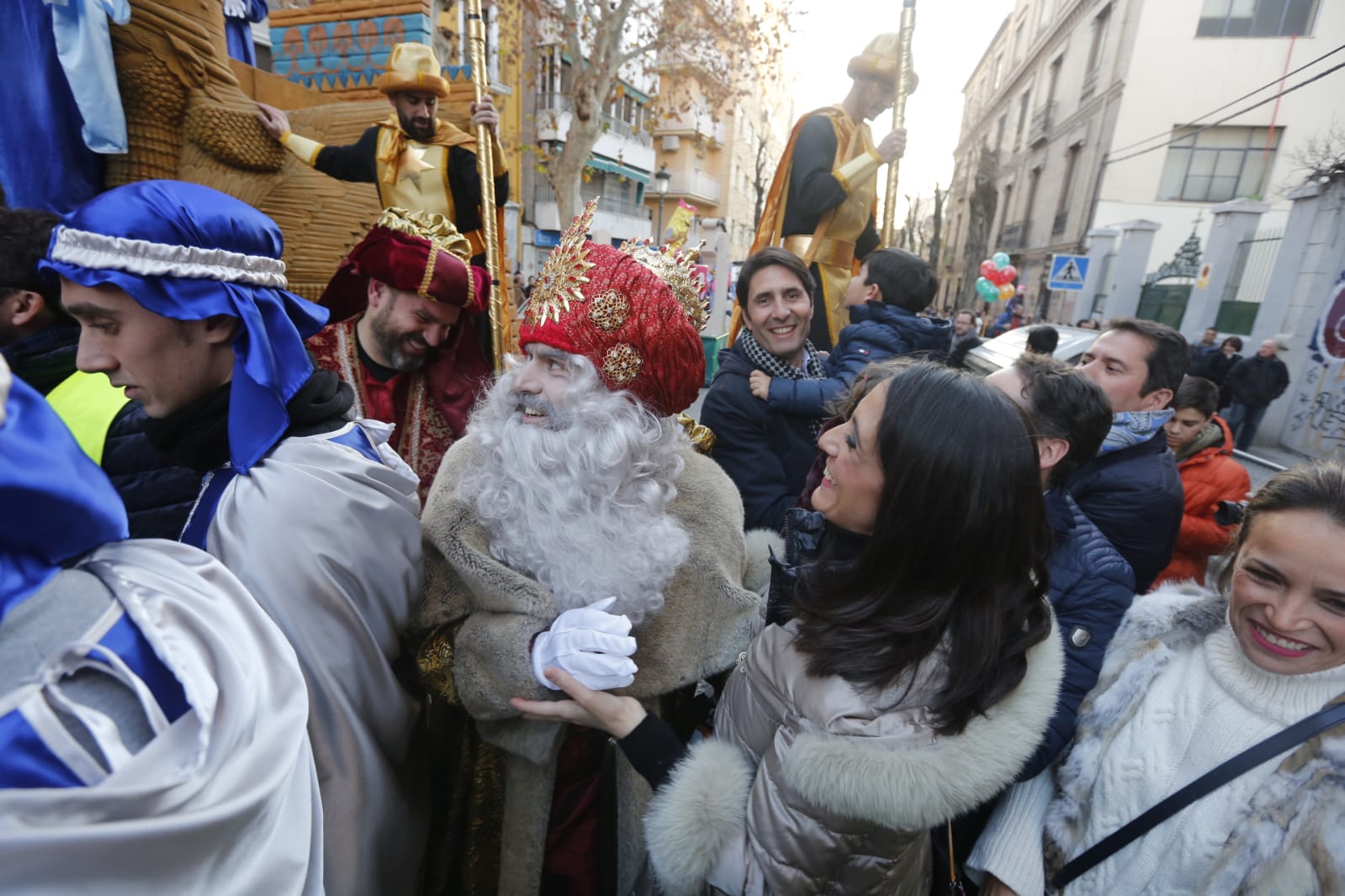 Desde los minutos previos al arranque hasta su llegada al Ayutamiento de Granada, aquí tienes todas las imágenes de la noche más mágica de la Navidad