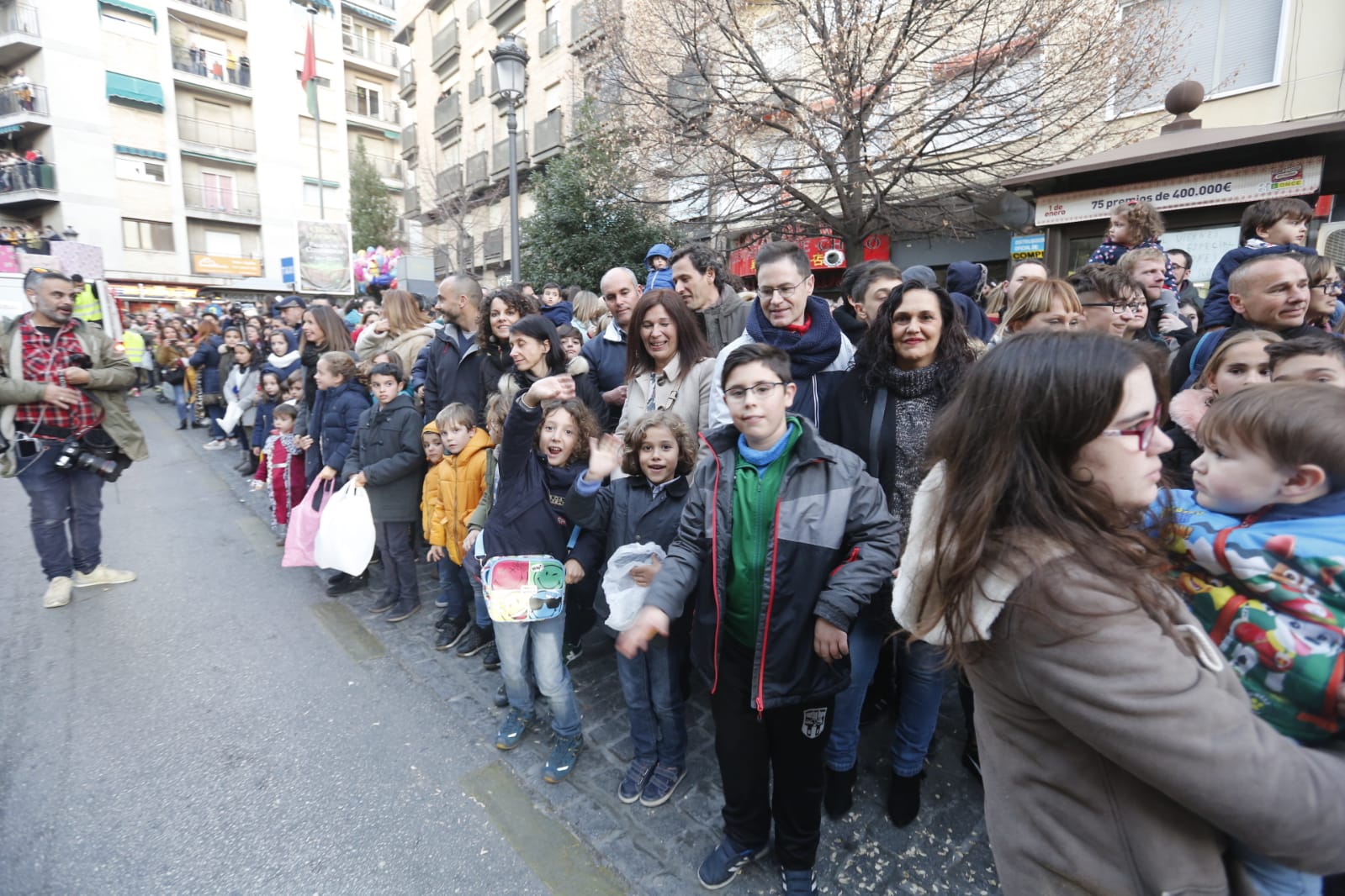 Desde los minutos previos al arranque hasta su llegada al Ayutamiento de Granada, aquí tienes todas las imágenes de la noche más mágica de la Navidad