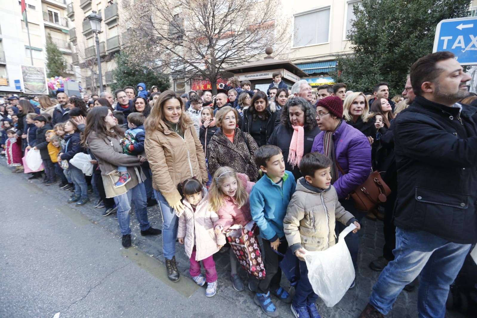 Desde los minutos previos al arranque hasta su llegada al Ayutamiento de Granada, aquí tienes todas las imágenes de la noche más mágica de la Navidad